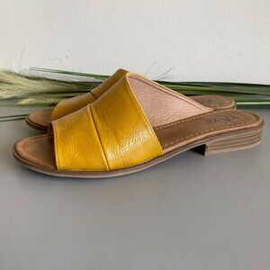 Taxi Sheena Mustard Slip On Sandals Sz 10